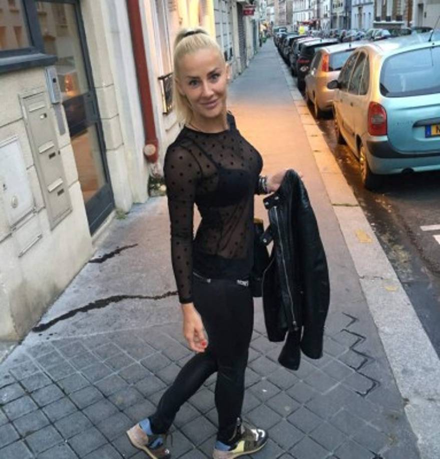 Mide 1,75 y posee un cuerpo trabajado profesionalmente que no duda en exhibir.