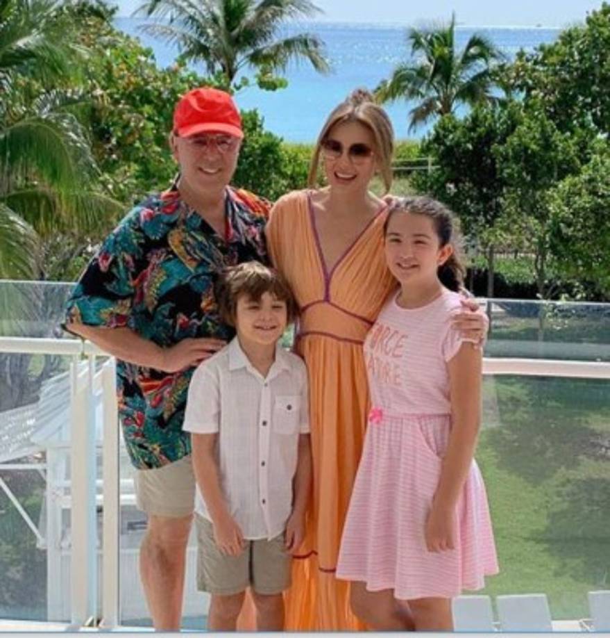 Otra de las cosas que suele presumir es el amor por su familia, sus pequeños Sabrina y Matthew, al igual que su esposo Tommy Mottola, son su adoración.