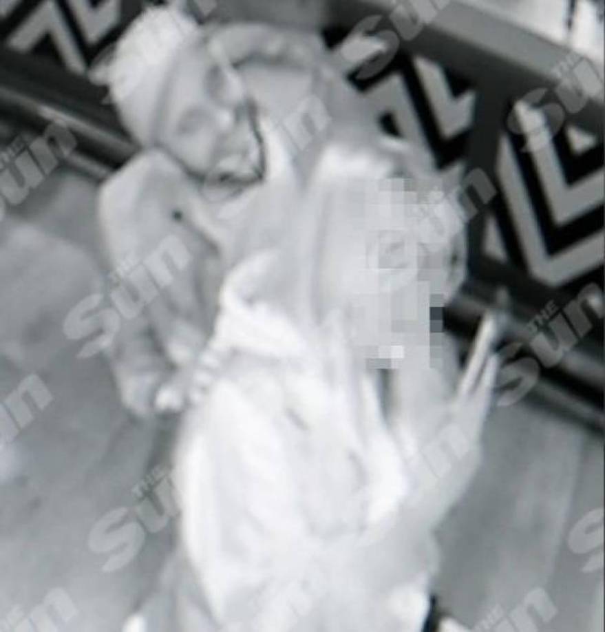 Según el periódico británico The Sun, Walker, tal y como muestran unas imágenes difundidas por él mismo medio, Walker se bajó en dos ocasiones los pantalones en el bar.