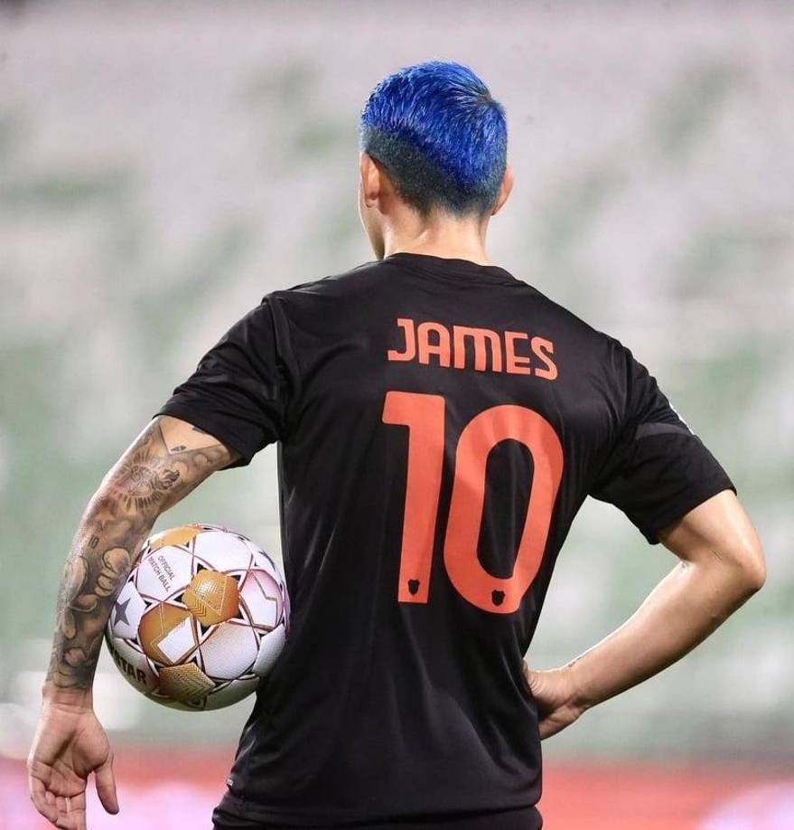 James Rodríguez decidió teñirse el pelo del mismo azul que, desde hace meses, luce la también colombiana Karol G.