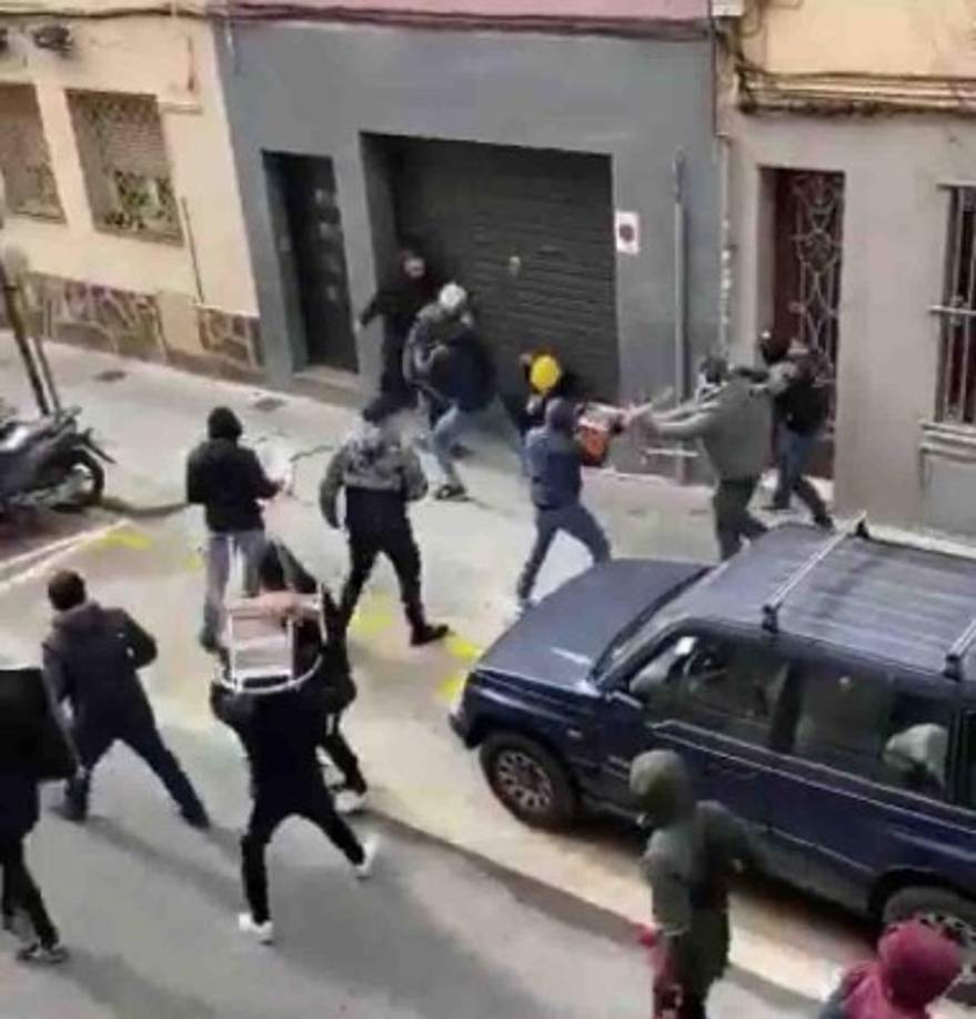 Los implicados en los incidentes se han golpeado con puñetazos y con palos y, además, se han lanzado conos de plástico.