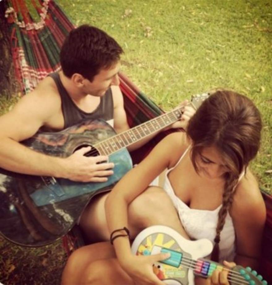 Último día del año 2013. Messi y Antonella Roccuzzo lo despidieron con música. A la noche fiesta, brindis y celebración en familia.