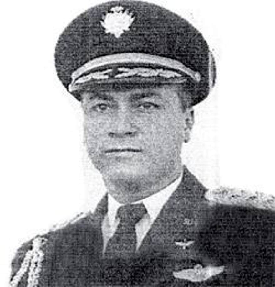 Fue comandante de la Fuerza Aérea durante la guerra con El Salvador en 1969.