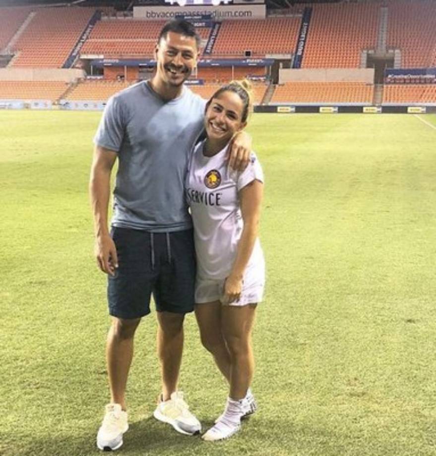 Roger Espinoza encontró el amor, su chica es Lo'eau LaBonta, una bella futbolista que conquistó el catracho.