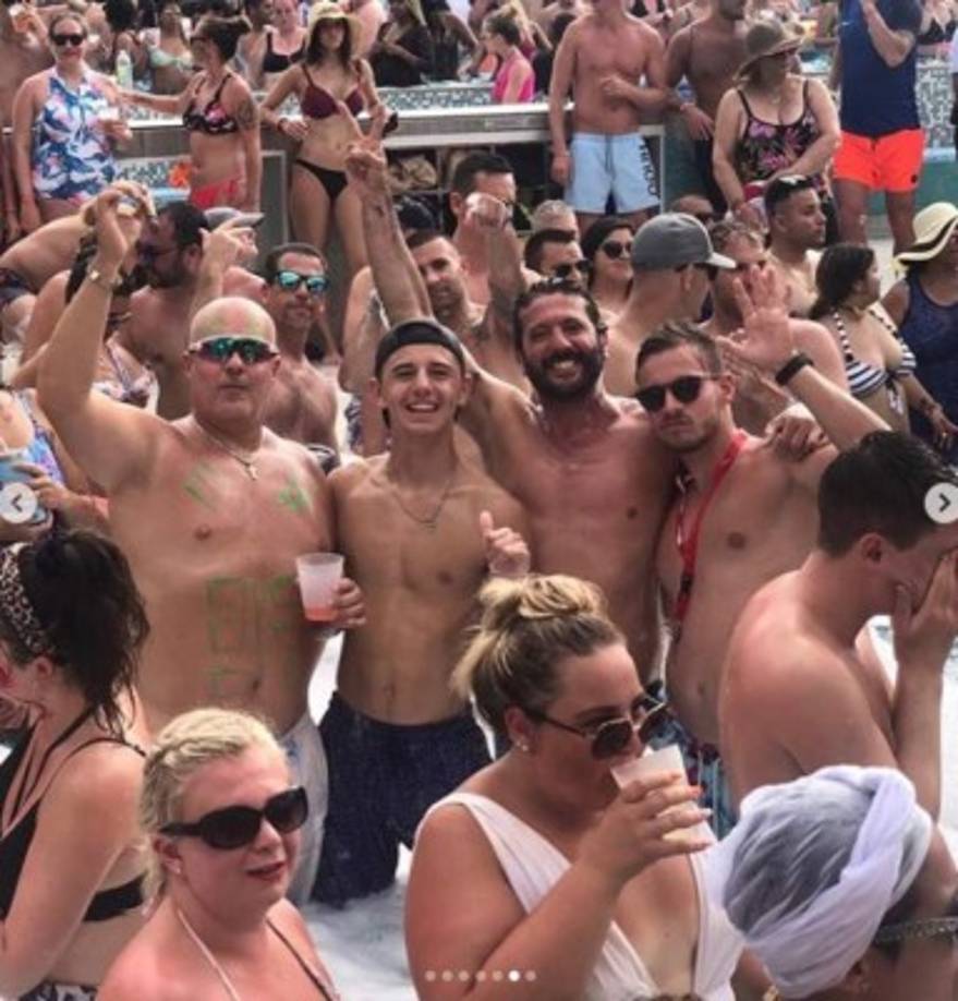 Ultimamente le fascina disfrutar lujosos hoteles que ofrecen ambiente fiestero todo el día.