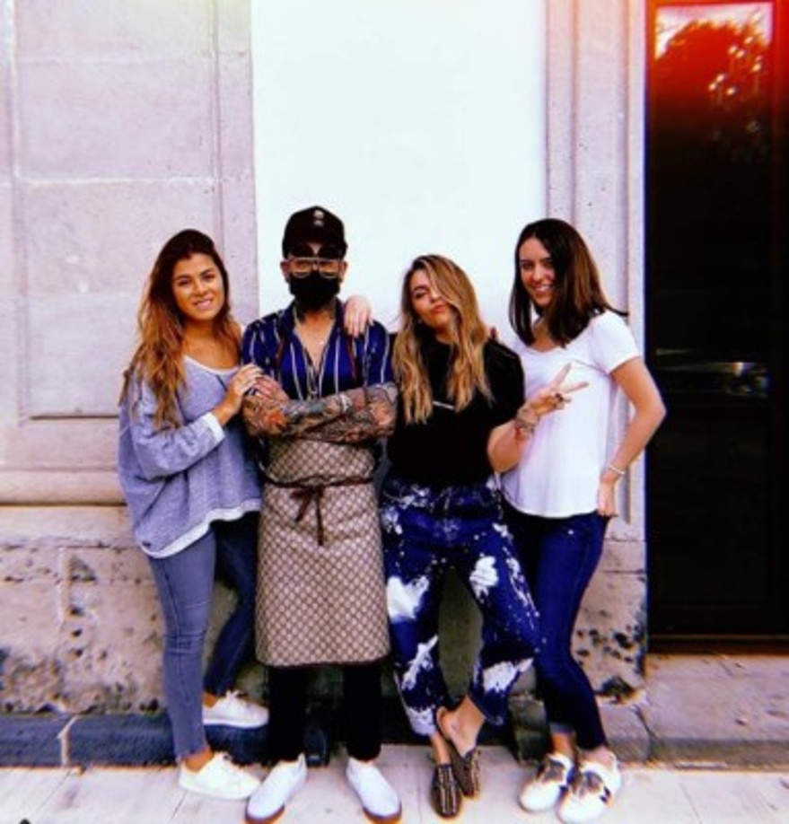 Boy, que cobra unos 400 dólares la hora por sus tatuajes minimalistas, compartió en su cuenta de Instagram imágenes de su visita a Los Pinos, desatando controversia e indignación entre los mexicanos.