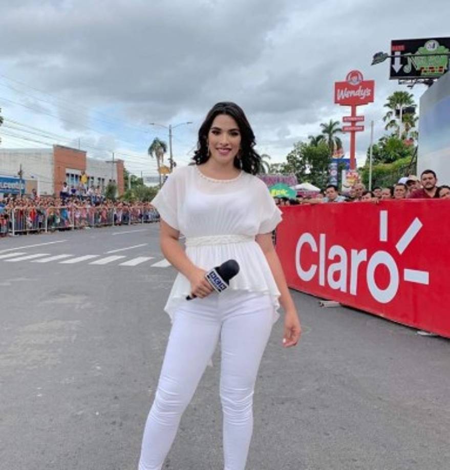 Luego la presentadora de HCH cambió su atuendo por blanco pureza y realmente se lució en el desfile Carnaval y su transmisión.