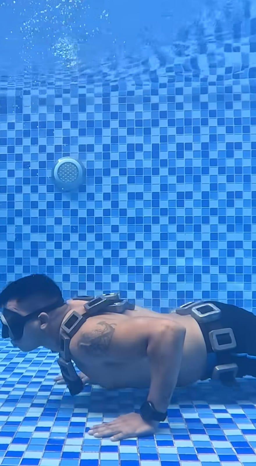 Con una sola respiración: yogui rompe Récord Guinness con 86 flexiones bajo el agua