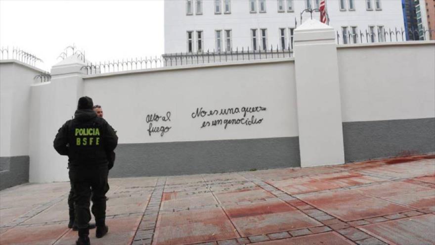 Las feministas lanzaron pintura roja.