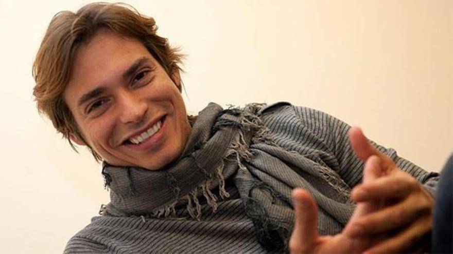 Y a pesar de esos problemas, años después “se puso como de moda un grupo argentino, Los Pericos, que hacía lo mismo”. Pero aquel chico de 20 años recién cumplidos tenía las ideas muy claras sobre lo que quería hacer en su carrera: “les dije que yo estudiaba el folclore venezolano, aunque llevaba el pelo largo, era surfista, rubio...”.