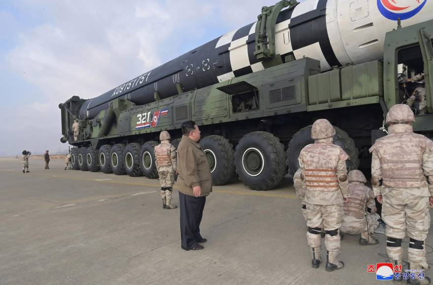 <b>Kim</b> declaró que responderá a las amenazas nucleares de Estados Unidos con sus propias armas nucleares al supervisar el viernes el lanzamiento del misil que según KCNA, era un Hwasong-17, un arma que los expertos han denominado el “misil monstruo”.