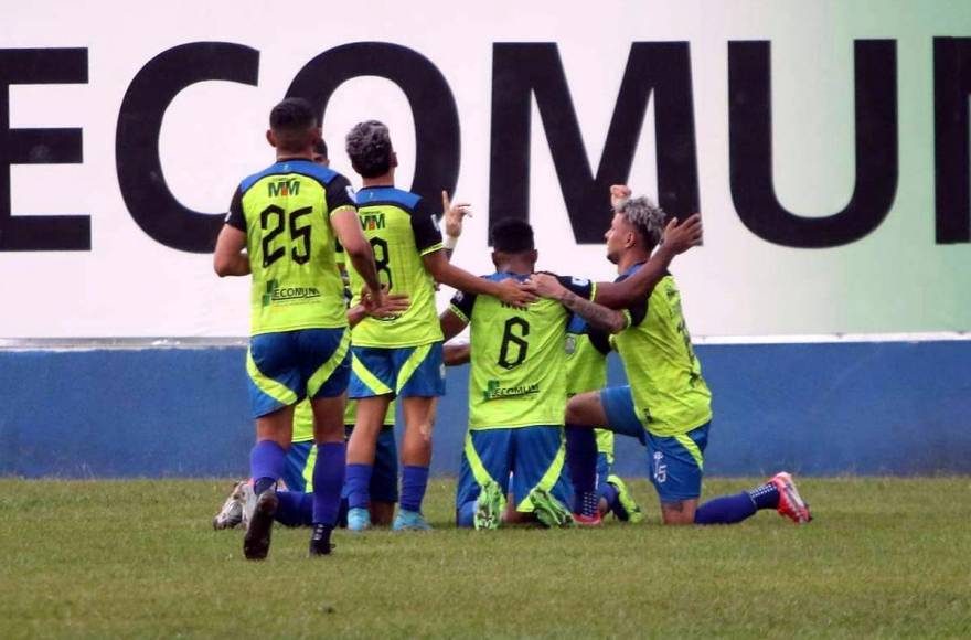 El festejo de los jugadores de los Potros del Olancho FC tras el autogol de Wesly Decas que le dio el triunfo al equipo pampero.