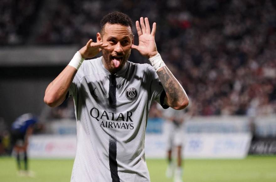Según L’Équipe, Neymar no quiere abandonar el PSG. A pesar de que el club parisino podría estar dispuesto a desprenderse del jugador, Neymar se encuentra motivado para la próxima temporada y quiere demostrar que es importante para el equipo.