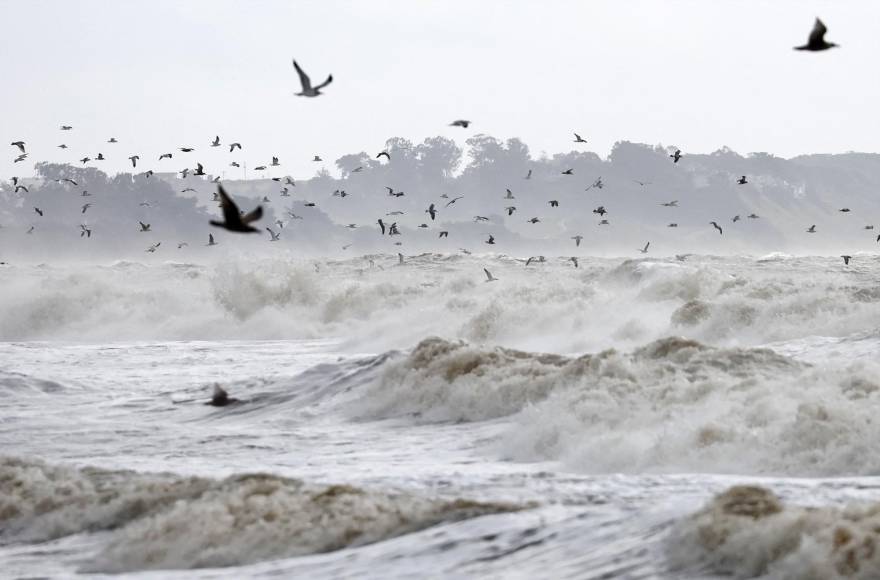 “Un enorme ciclón que rota frente a la costa oeste traerá (el miércoles) la próxima ronda de fuertes precipitaciones y ráfagas de viento, esta vez apuntando al norte de <b>California</b>”, dijo el Servicio Nacional de Meteorología (NWS) de Estados Unidos.