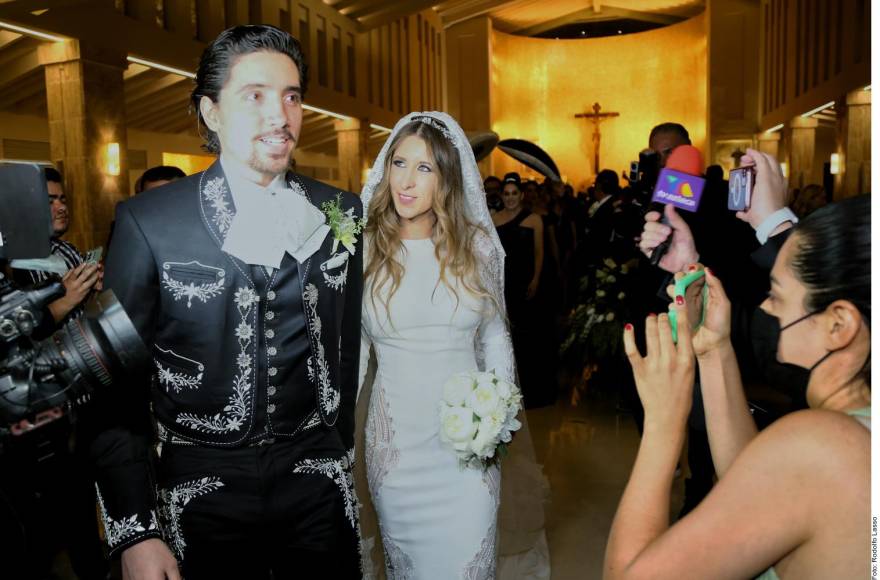 La organización de la fiesta, que concluyó por la madrugada, estuvo a cargo de la wedding planner Fabiola Alférez y el fotógrafo mexicano Ben Olivares fue el encargado de capturar cada momento.