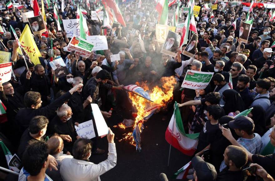 Un grupo progobierno salió a quemar banderas de EUA. La ola de disturbios se han disparado desde el muerte de la joven kurda Mahsa Amini el sábado.