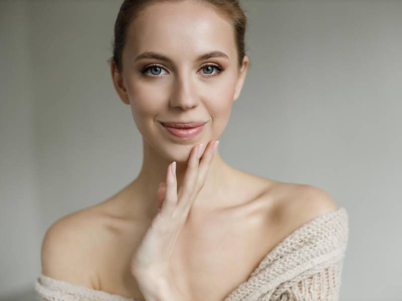 Una piel tersa rejuvenece y mejora el aspecto facial.