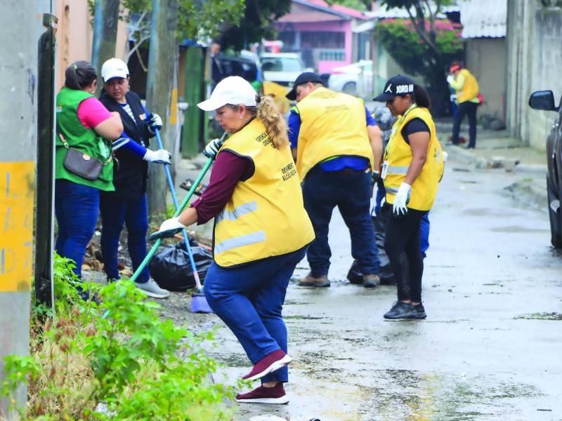 <b>Se ejecuta la actividad denominada “Barrio limpio” como parte de la prevención.</b>