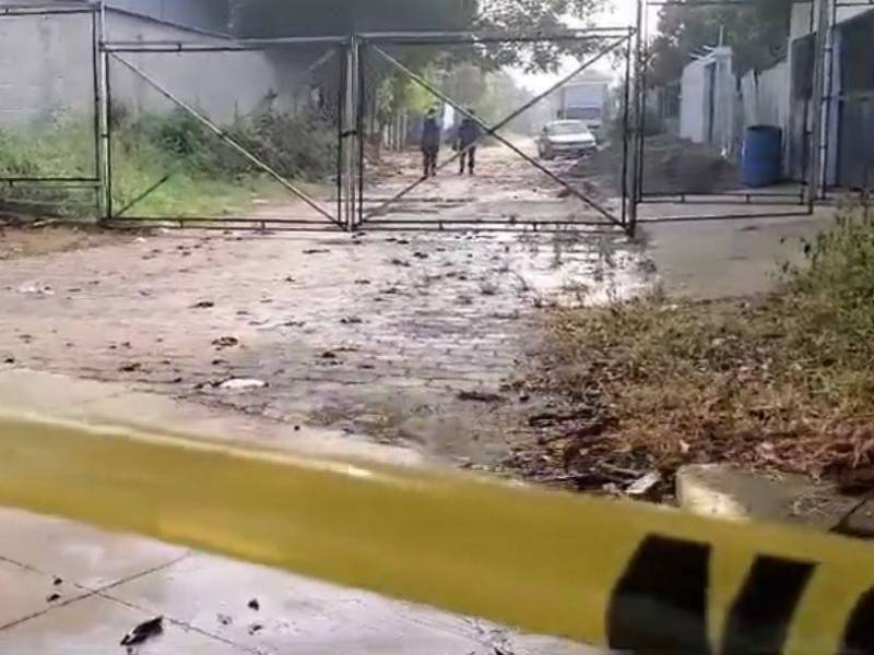 Escena donde fue encontrado un cuerpo embolsado este miércoles en la colonia Luisiana de San Pedro Sula (Honduras).