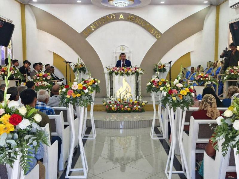 Interior de la iglesia en Valle, Honduras.