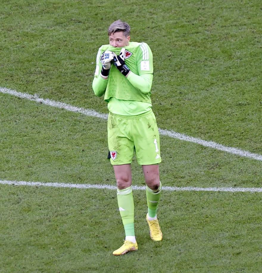 El portero galés Wayne Hennessey se fue triste del campo por la expulsión.