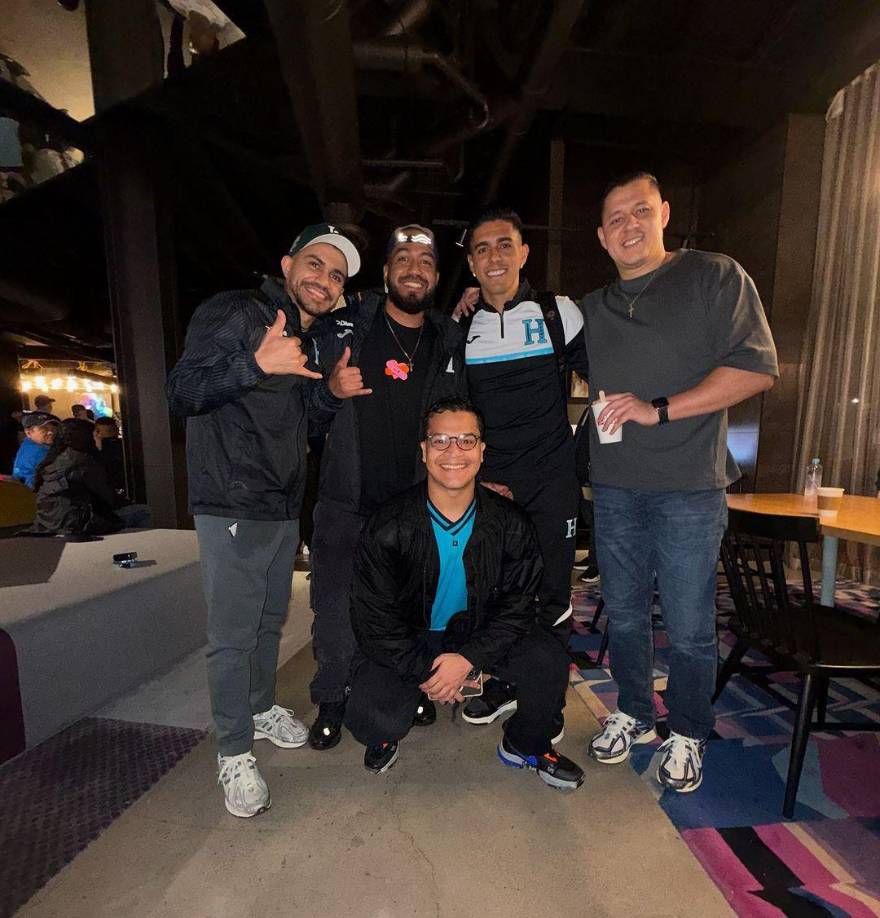 Los Hijos de Morazán publicaron esta fotografía junto a Luis Palma después del partido. Vivieron el partido desde el Estadio Morazán, donde incluso se refirieron al costo de las tajadas preparadas que venden en el recinto a L50, las risas no pudieron faltar.