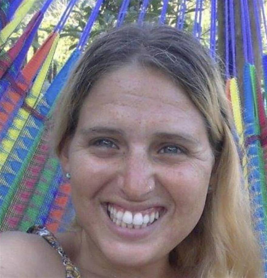 La tercer rehén liberada es Doron Steinbrecher.<b> </b>Esta mujer de 31 años vivía en el kibutz de Kfar Anza, a 2 kilómetros de la frontera con Gaza, donde fue secuestrada el 7 de octubre. Cuando los milicianos de Hamás entraron en el kibutz, estuvo en contacto con su hermana y sus padres, que estaban en habitaciones seguras de sus casas.