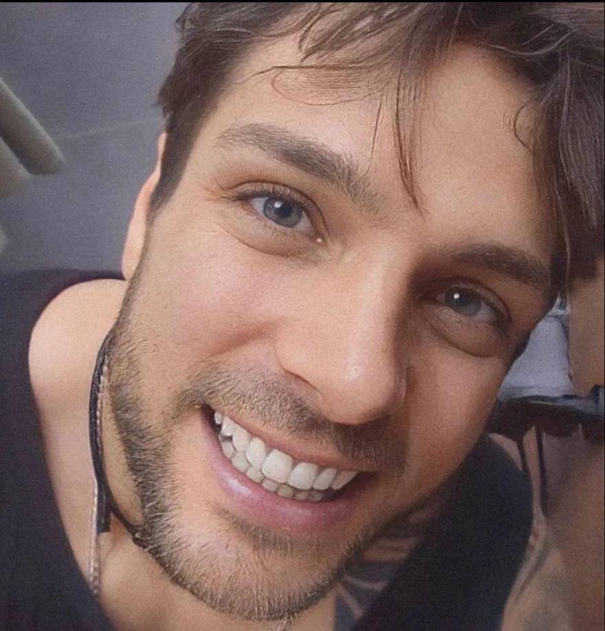 ¿Quién es Nicola Porcella?. Nicola Emilio Porcella Solimano es una personalidad de televisión, actor y exfutbolista peruano. Se dio conocer por sus participaciones en los programas de telerrealidad Esto es guerra del canal América Televisión. 