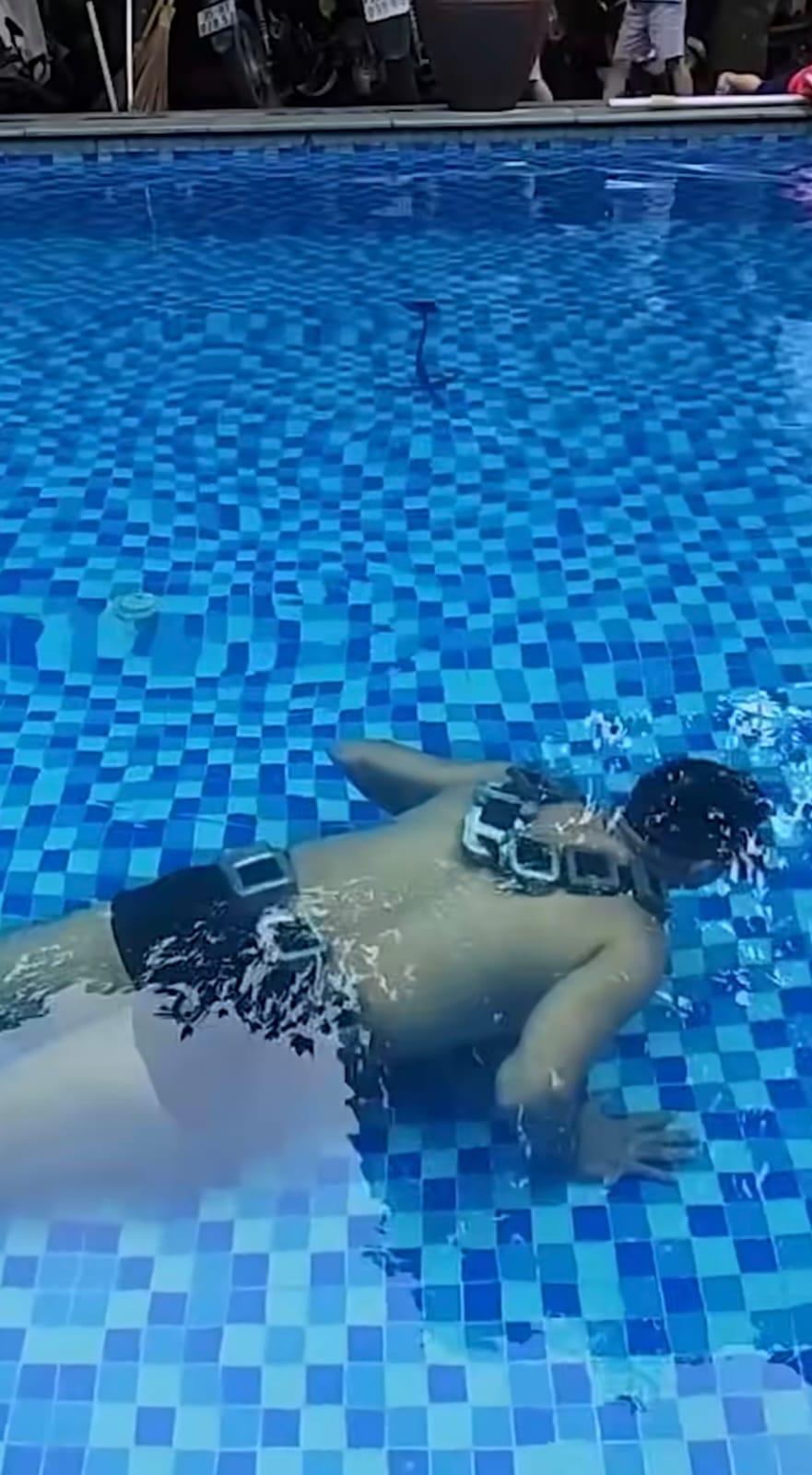 Con una sola respiración: yogui rompe Récord Guinness con 86 flexiones bajo el agua
