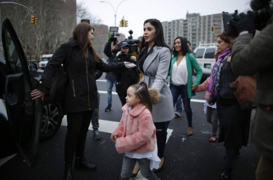 El entonces Secretario de Gobernación, Miguel Ángel Osorio Chong, informó que la mujer y las menores quedaron en libertad poco después del operativo de la Marina. 'Estaba ella, su esposa (Emma Coronel Aispuro), estaban sus dos hijas, pero no tenían absolutamente nada que ver respecto a las acciones del delincuente y entonces es que se les dejó en libertad', dijo.