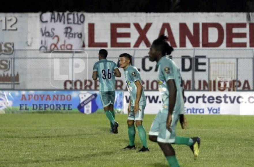 Aficionados del Honduras Progreso dedicaron una dolorosa pancarta a Edder Delgado. 'Camello vas para 2da'.