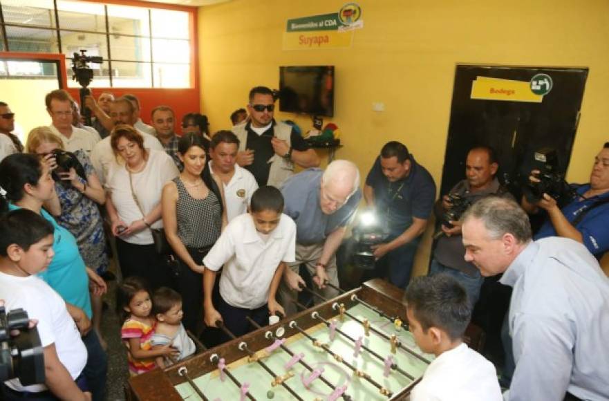 También jugaron una mesa de futbolito cuando visitaron el Centro de Alcance del barrio Suyapa de Chamelecón.