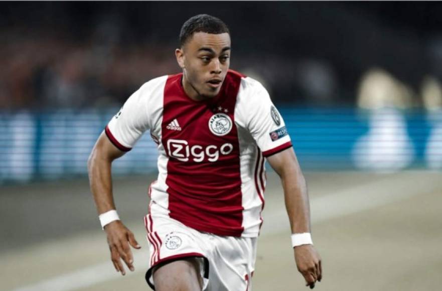 Sergiño Dest es el jugador de la Concacaf que puede llegar al Barcelona. Según Mundo Deportivo, el Barça sigue al lateral estadounidense del Ajax y considera que sería un buen sustituto para Nelson Semedo si el portugués se acaba marchando este verano.