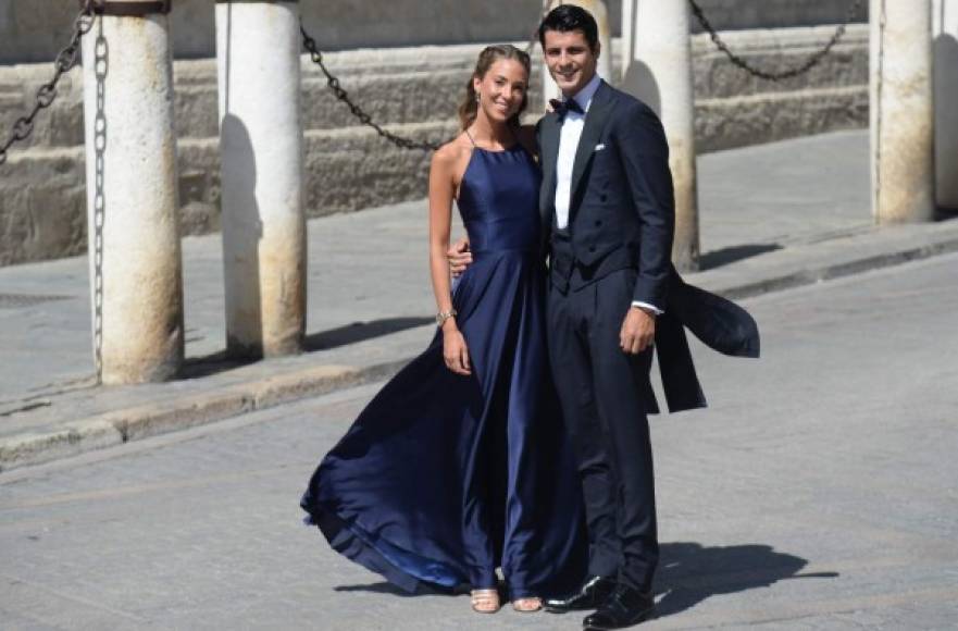 Álvaro Morata y su esposa Alice Campello llegaron impecables para presenciar a una de las bodas más esperadas.