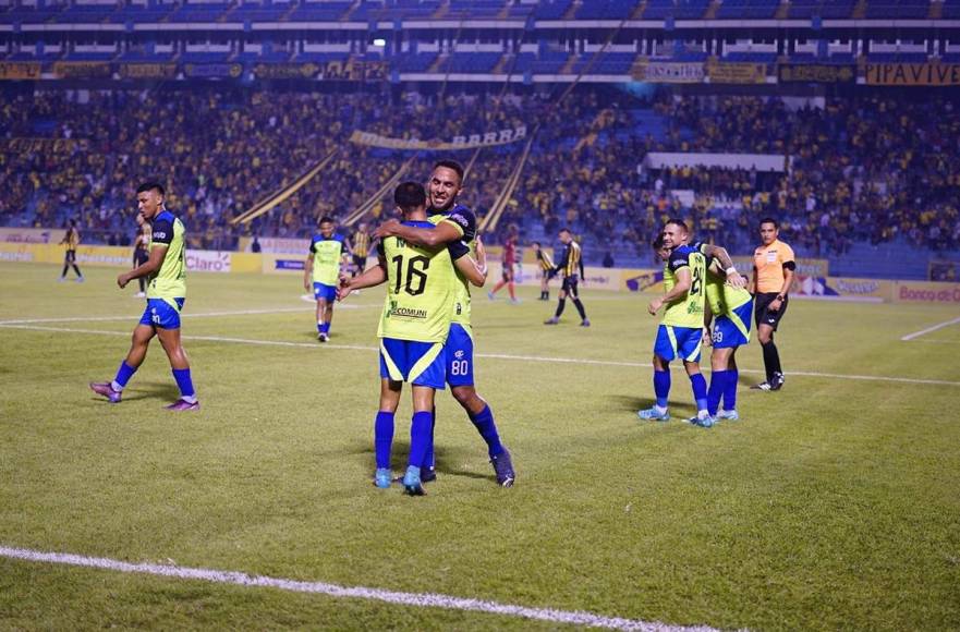 La celebración de Cristian Cálix tras marcar el 0-2 del Olancho FC contra el Real España.