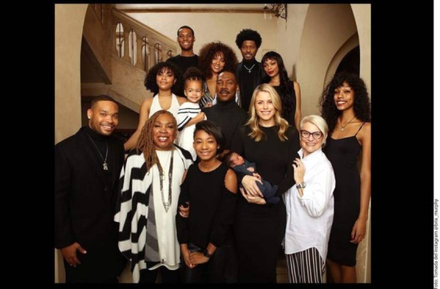 El actor Eddie Murphy tiene 10 hijos producto de sus relaciones con Nicole Mitchell Murphy, Mel B, Tamara Hood, Paulette McNeel y la más reciente, Paige Butcher.<br/><br/>Izzy Oona, de dos años y medio, y Max Charles, quien nació hace solo tres semanas, Eric (29 años), Bria (29), Christian (28), Myles (26), Shayne (24), Zola (19), Bella (16) y Angel Iris (11).