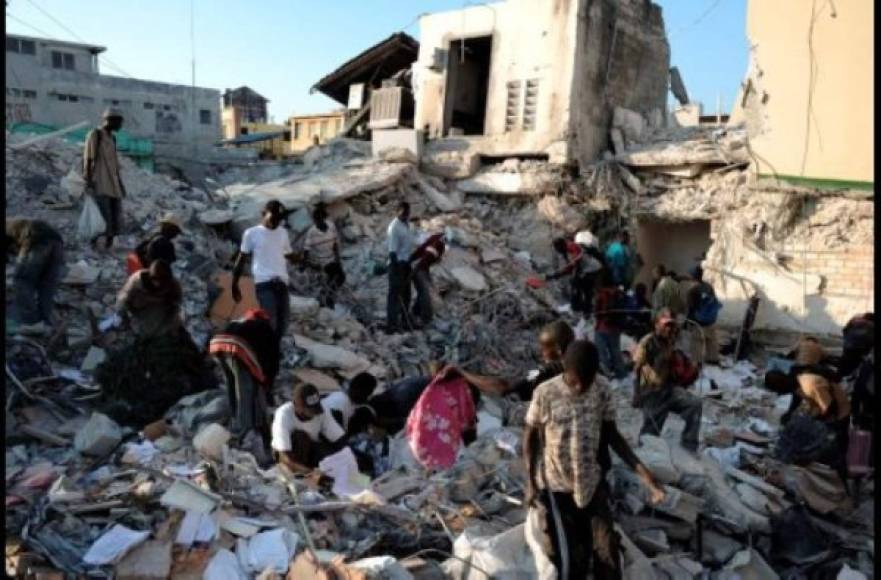 Puerto Príncipe, Haití, 12 de enero de 2010<br/>Intensidad: 7.0 grados<br/>Víctimas: Más de 300,000 muertos<br/>Debido a la falta de recursos, la fragilidad de las construcciones y otros factores, este desastre constituye una de las crisis humanitarias más graves de la historia reciente.<br/>