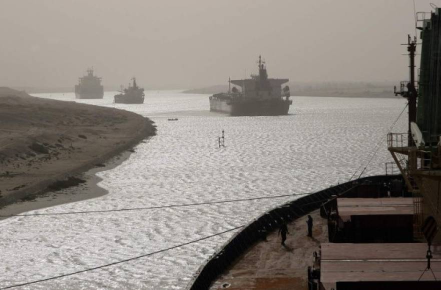 (FILES) This file photo taken on April 10, 2006 shows the Suez Canal in Egypt. - A giant container ship ran aground in the Suez Canal after a gust of wind blew it off course, the vessel's operator said on March 24, 2021, bringing marine traffic to a halt along one of the world's busiest trade routes. (Photo by Christos GOULIAMAKIS / AFP)
