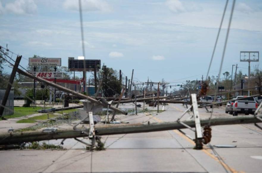 Según la web especializada Poweroutage, cerca de 800.000 clientes se quedaron sin servicio eléctrico en Luisiana y Texas, a los que hay que sumar otros 30.000 en Arkansas, a donde Laura llegará en las próximas horas.