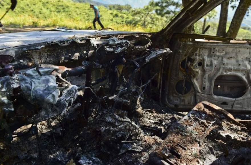 Los restos de una camioneta incinerada se observan en uno de los poblados donde la implacable Marina mexicana dejó su huella en la caza del 'Chapo'.