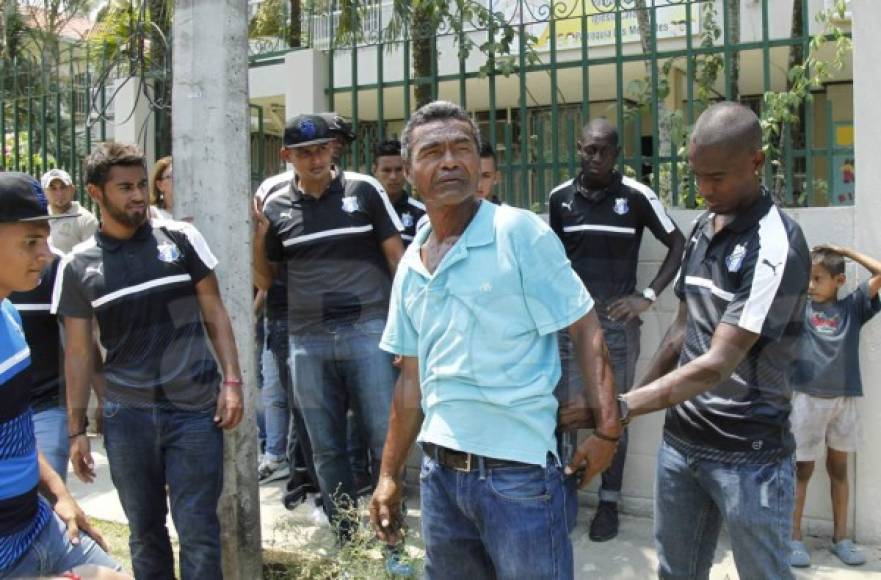 Los futbolistas del Honduras Progreso atraparon a un ladrón que le robó la batería del carro a uno de los jugadores. Fotos Neptalí Romero