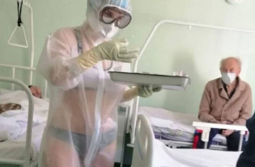 Una enfermera rusa que realizó un turno con únicamente su ropa interior bajo su traje de protección especial para atender a pacientes con coronavirus en un hospital de Moscú fue suspendida, informó el New York Post.