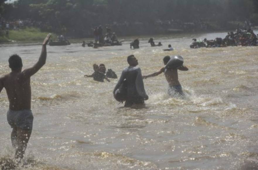 Cientos de migrantes se lanzaron al río para ingresar ilegalmente a México tras una jornada de violentos enfrentamientos con la policía mexicana y guatemalteca.