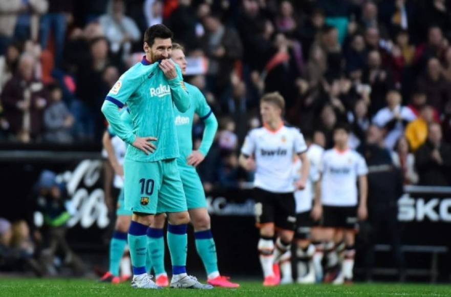 Mientras los jugadores del Valencia festejaban con su afición, Messi y sus compañeros estaban tristes.