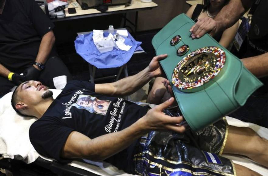 Una vez terminada la pelea y la premiación, López fue atendido por los médicos en el camerino y no perdió de vista los cinturones que conquistó.