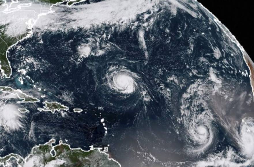 Además de Florence, en el Atlántico está activo otro huracán, Helene, que perdió hoy intensidad y pasó a categoría 1 al bajar sus vientos máximos sostenidos a 90 millas por hora (150 km/h) en la escala de Saffir-Simpson, de un máximo de 5.