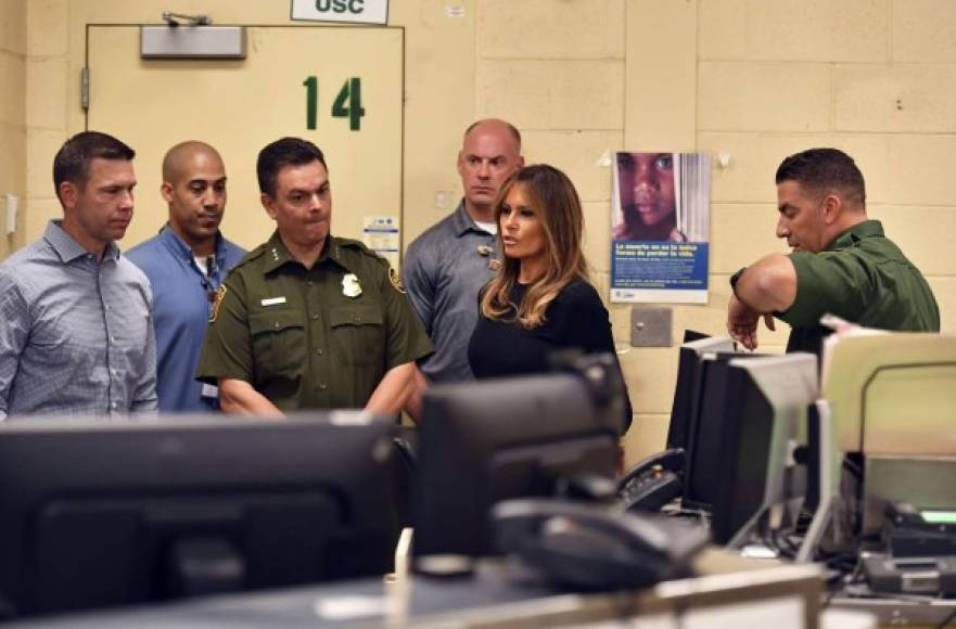 US First Lady Melania Trump tours a US Customs and Border Protection Facility in Tucson, Arizona on June 28, 2018. / AFP PHOTO / MANDEL NGAN