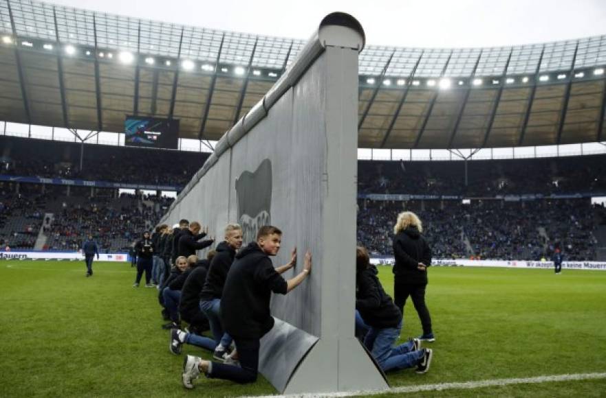 Treinta años después de la caída del Muro de Berlín, Hertha construyó un muro en la mitad de su campo para simbolizar la división del país hace tres décadas.