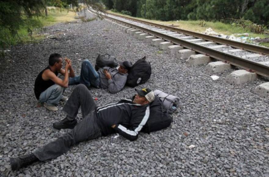 El Guadalajara, otro grupo de migrantes espera para abordar el tren, frecuentemente asaltado por grupos criminales en el norte de México.