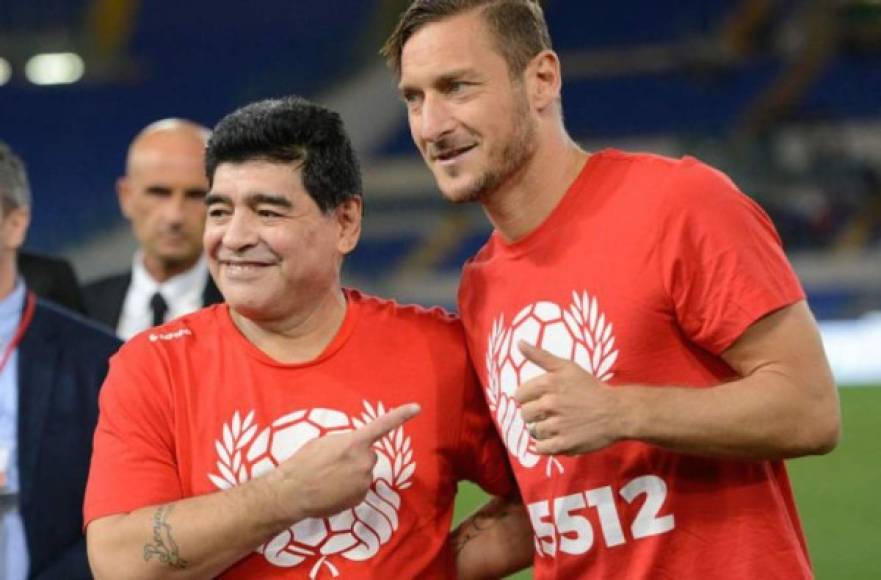Gracias a Diego Maradona, el exfutbolista italiano Francesco Totti es seguidor de Boca Juniors.